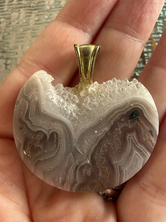 Jewelry - Lace agate pendant with druzy edge